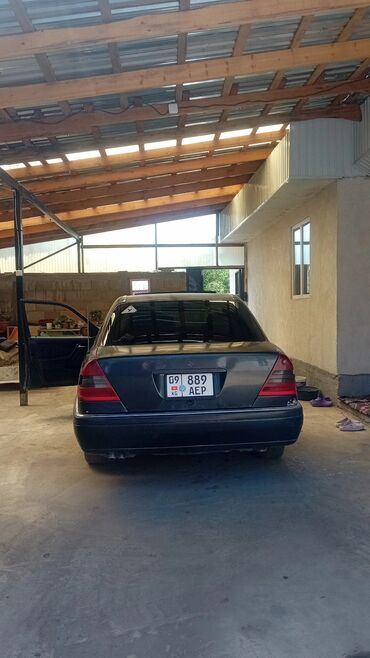 значок бмв купить: Автомобиль Mercedes-Benz C-класса, седан, черного цвета. Модель C 200