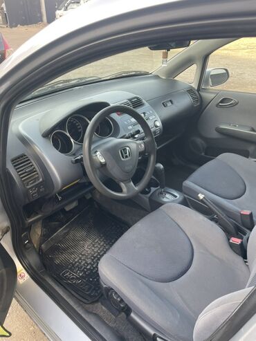 бампер на хонда жаз: Honda Jazz, 5‑дверный хэтчбек, серебристый цвет кузова. Кузов и