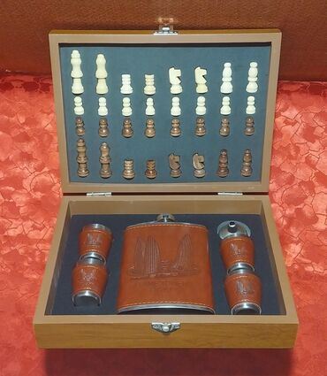 Digər kolleksiyalar: İçki qabı dəsti şahmat lövhəsi ilə birlikdə satılır. Üzərində Alov — 7