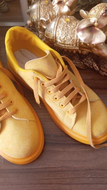 Krasofkalar və idman ayaqqabıları: Parlaq sarı rəngli uniseks idman ayaqqabısı - Stil: Klassik bağlamalı — 1