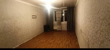 срочно продаётся 1 комнатная квартира в районе ошского рынка по улице кенсуйская 17: 1 бөлмө, 20 кв. м, Жатакана жана мейманкана түрүндө, 3 кабат, Косметикалык ремонт
