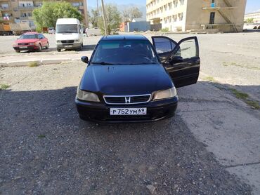 купить маленькую машину недорого: Черный седан Honda Civic с четырехдверным кузовом, выполненный в