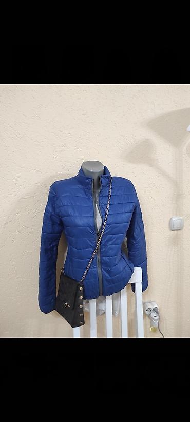 afrodita moda: Ženska lagana jakna – tamnoplava - Model: puf jakna sa horizontalnim — 2