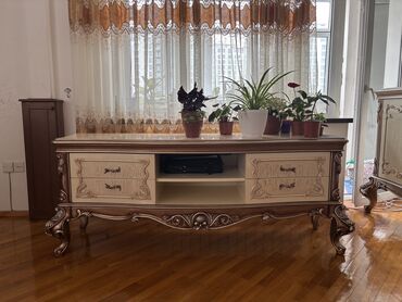 divan üsdükleri: Tecili Qonaq otagi mebel satilir. 12.000 alınıb. 4000e satilir. Bezi