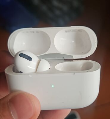 Qulaqlıqlar: Airpods pro orginal 10 gün zaryatka saxlayır. 1 qulağı yoxdur