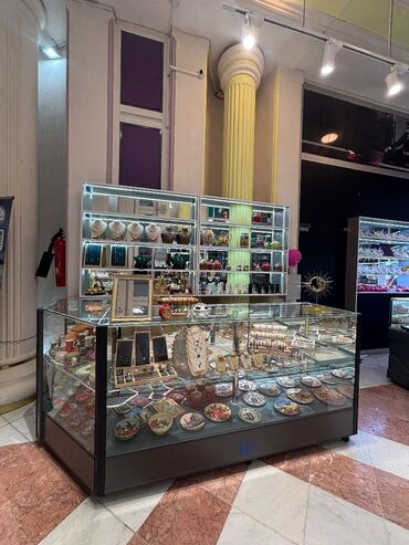 Mağazalar: Sahil metrosuna 3 dəqiqəlik məsafədə Tarqovuda yerləşən Xəqani ticarət — 5