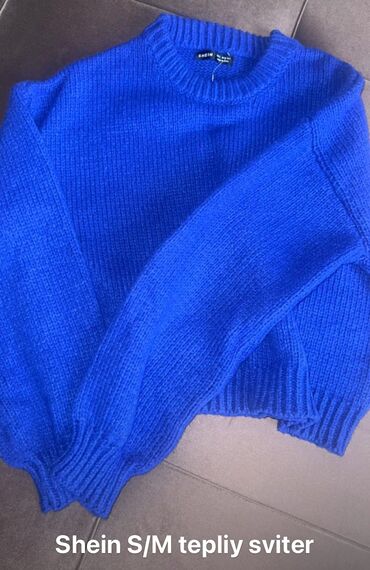 Köynək və bluzalar: Qadın geyimləri – 2 fərqli model 1) Ağ bluz: - Yumşaq, axıcı parça - — 28