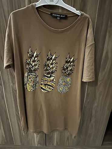 Qadın T-shirt - Rəng: tünd bej/karamel - Üz hissə: üç ədəd ananas