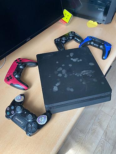 joystick ps4: PS4 Slim 500 GB satılır. ✅ 500 GB daxili yaddaş ✅ 4 ədəd joystick — 10