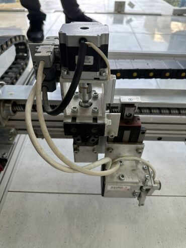 Metal axtaran aparatlar: Sənaye plotterinin metal konstruksiyası, müxtəlif materialların dəqiq