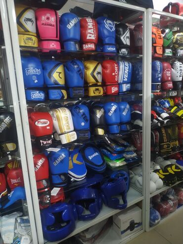 мужские спортивные костюмы: Боксёрские перчатки снарядные перчатки. ОПТОМ И В РОЗНИЦУ Лыжные очки