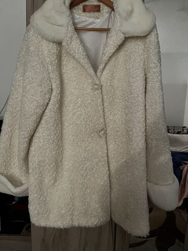 Kaputi: Beli damski kaput od boucle tkanine sa krznenim detaljima - — 5