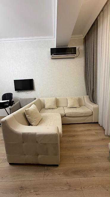 Divanlar: Künc divan – krem rəngdə, 3 hissəli modul quruluş. - Forma: L şəklində — 1