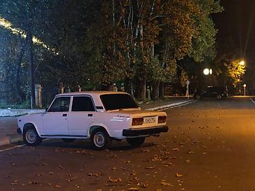 14 başlayan lanos: VAZ 2107, ağ rəng, sedan kuzov. Texniki xüsusiyyətlər: - Arxa — 2