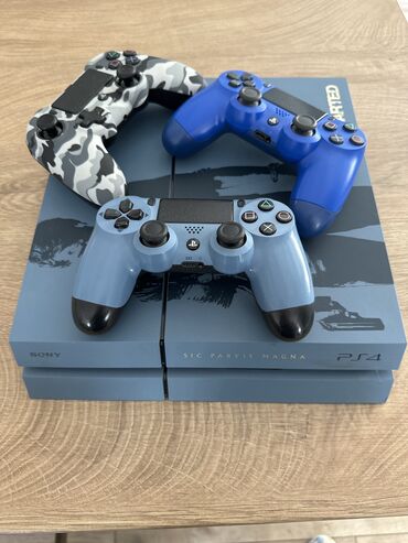 купить геймпад playstation 4: Playstation 4 с тремя джойстиками в комплекте