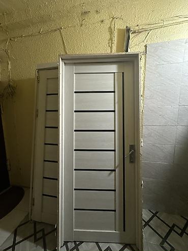 Ağ-açıq boz rəngdə interyer qapısı dəsti. - Material: MDF/laminat