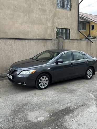 омыватель фар камри: Седан Toyota Camry темного цвета, оснащенный литыми дисками. Модель