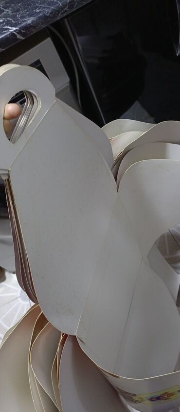 Tortlar: Tort qutuları. Şirniyyatlar. Tortlar. 1-ədədi 1azn 10 ədəd — 10