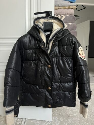 балоневая куртка: Пуховик Moncler, черный, укороченный силуэт. - Материал верха