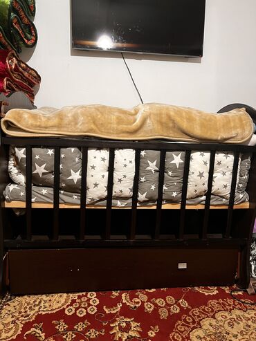 детские двухъярусные кровати: Продаю Детскую кровать качалку с задвижками с матрасом 3000