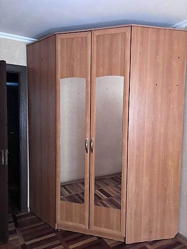 Угловой шкаф-купе с распашными дверцами