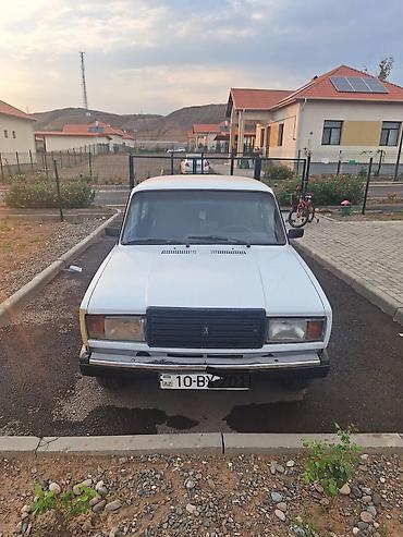 VAZ (LADA): LADA 2107, ağ rəng, sedan kuzov. Texniki xüsusiyyətlər: - — 1