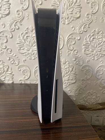 продаю номера: Playstation 5 с дисководом Б/у Состояние отличное, но есть царапины и