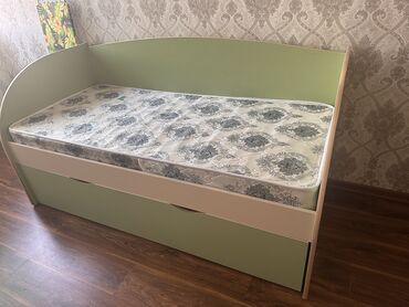 детскую кровать и письменный стол: Двуспальная детская кровать и шкаф за 10000