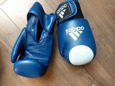Çadırlar: Adidas markalı boks dəsti, tünd göy rəngdə boks əlcəkləri və