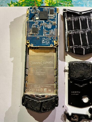 Vertu: Vertu Signature Touch, rəng - Boz, Düyməli — 18