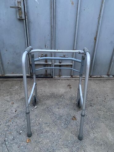 Tibbi geyim: Yürümə çərçivəsi (rollator tipli, 2 təkərli) - Material: yüngül