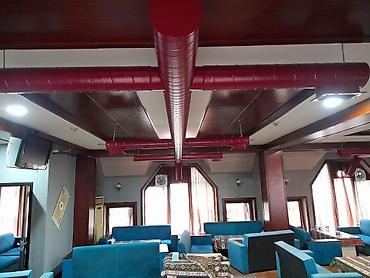 Qırmızı rəngdə dekorativ hava kanalları (süs ventilasiya kanalları) –