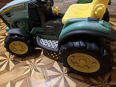 siniy traktor oyuncaq: Uşaq üçün elektrikli traktor – John Deere dizaynlı, qoşqulu model — 4