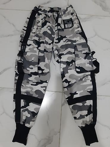 Брюки: Джоггеры с камуфляжным принтом и карманами карго, выполненные в — 1