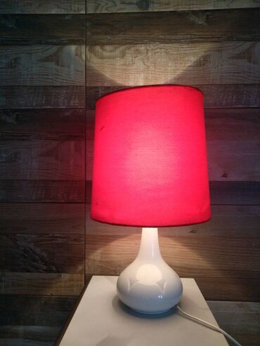 Rasveta: Bela lampa sa crvenim abažurom ispravna i očuvana stona ili kućna