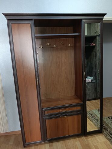 Digər mebel: Uzunu 140 sm Hundurliyi 200 sm Eni 37 sm Qiymet. 100 AZN Real alıcıya