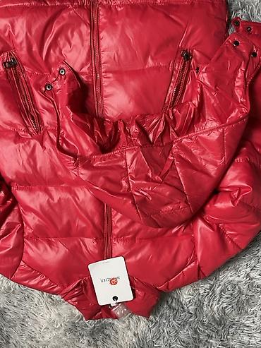 tech flis: Яркая стёганая куртка Moncler с капюшоном. Выполнена в насыщенном — 3