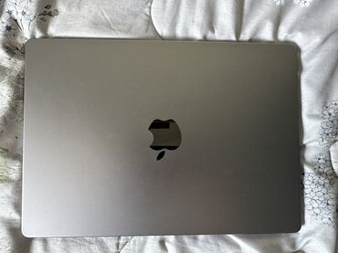 Apple: Apple M3, 8 GB OZU, 14 " — 3
