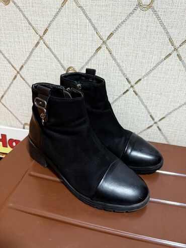 удобная обувь: Женская обувь — комплект из трех пар. 1) Черные ботинки-анклеты: - lalafo.kg да удобная обувь: Женская обувь — комплект из трех пар. 1) Черные ботинки-анклеты: -