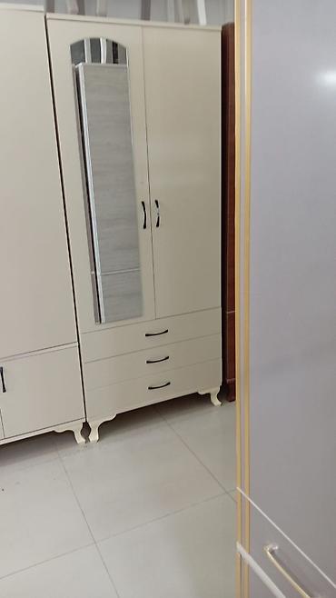 kunc ref: Güzgülü paltar şkafı - Model: 3 qapılı, güzgülü ön panel - Material — 3