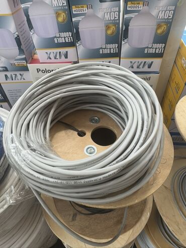cabel: Makara üzərindəki bu boz rəngli kabellər müxtəlif elektrik və şəbəkə