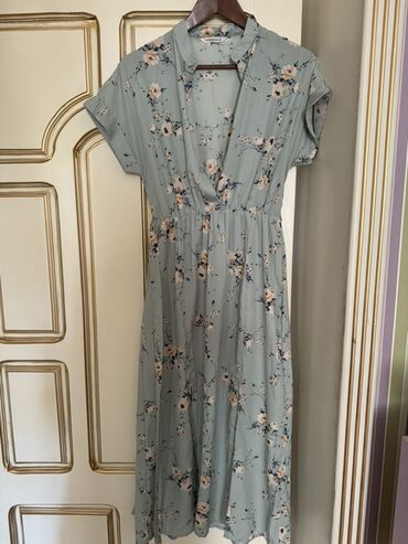 банты для волос: Floral naxışlı, açıq yaşıl rəngdə qadın paltarı. Dizayn