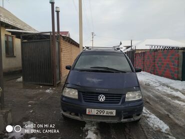 синий экскаватор: Volkswagen Sharan: 2001 г., 2 л, Механика, Бензин, Минивэн