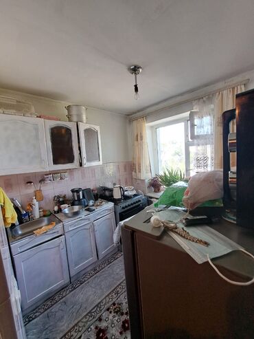 срочно продаётся 1 комнатная квартира в районе ошского рынка по улице кенсуйская: 1 комната, 28 м², 104 серия, 5 этаж, Старый ремонт