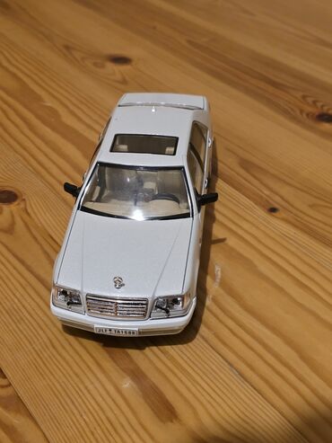 Avtomobil modelləri: Kolleksiya üçün detalı maket avtomobil - Miqyas: təxmini 1:18 - — 2