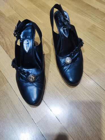 Basanoşka və səndəllər: Ölçü: 39, rəng - Qara, İşlənmiş — 9