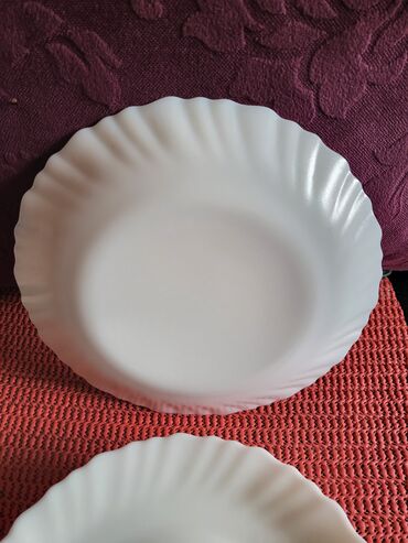 Kuhinjski setovi: Tanjiri novi od arkopala. Tanjiri plitki od arkopala. Bili su — 8