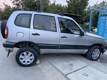 запаска шин: Chevrolet Niva: 2004 г., 1.7 л, Кол менен иштөөчү, Бензин, Кроссовер — 6