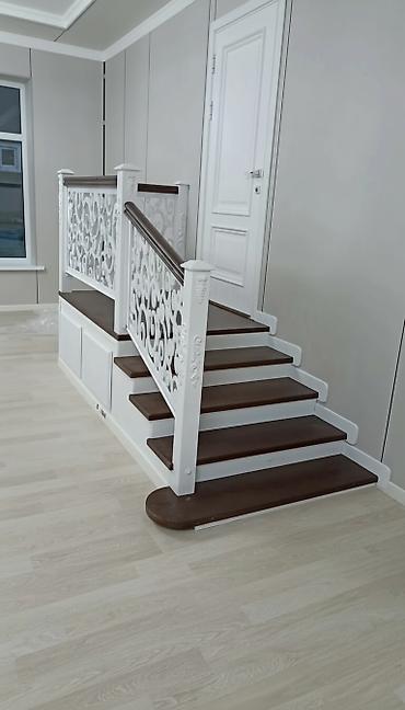 Деревянные лестницы: Деревянная лестница Для дома, Вид дерева: Дуб, Форма лестницы: Г-образная, Стиль: Классический — 1