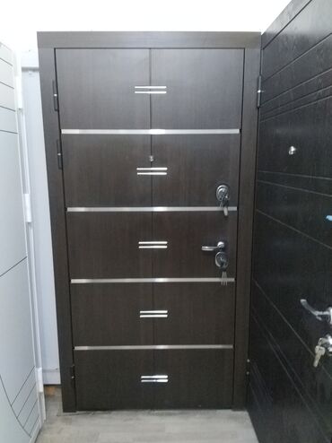 Qızdırıcı və isidicilər: Tünd qəhvəyi rəngdə möhkəm metal qapı. Bu qapı müasir dizayna malikdir